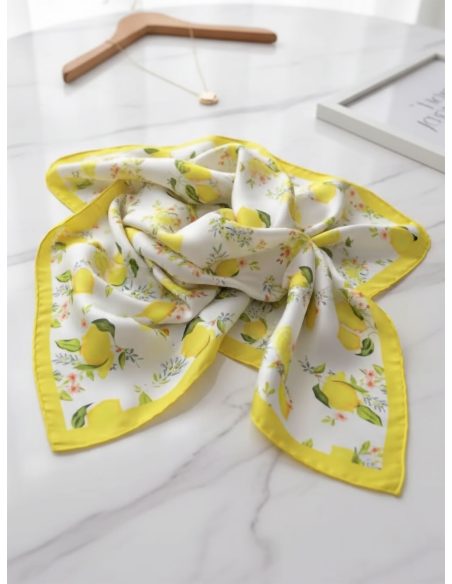 Lenço quadrado com efeito seda e estampa de limão.