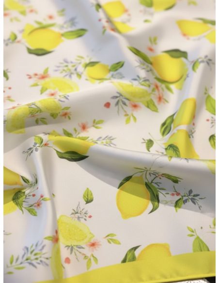 Lenço quadrado com efeito seda e estampa de limão.