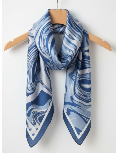 Lenço quadrado com efeito seda e estampa marmorizada.