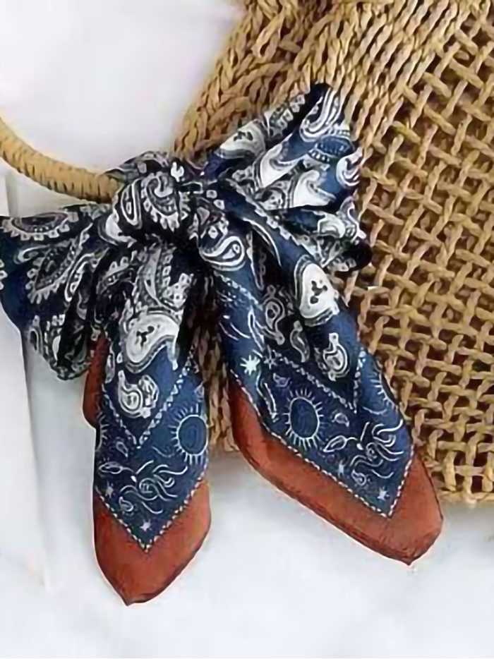sciarpa quadrata in stile bandana effetto seta paisley