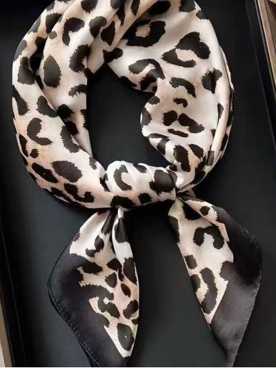 Pañuelo efecto seda cuadrado estampado leopardo