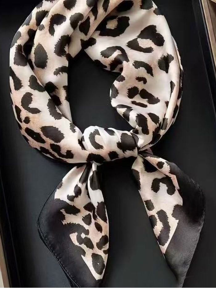 lenço quadrado com estampa de leopardo e efeito seda