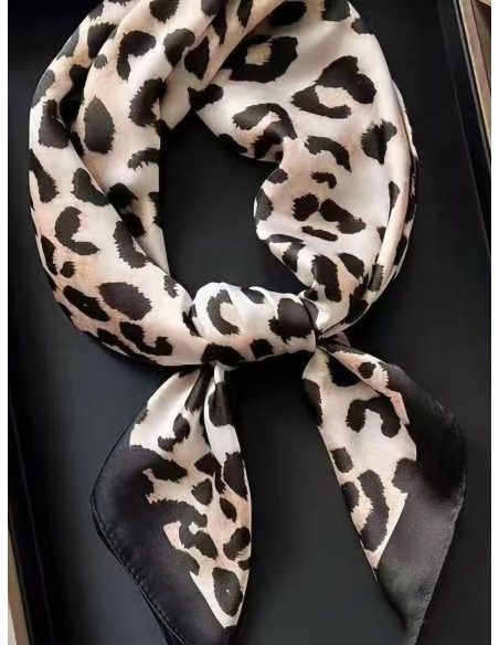 lenço quadrado com estampa de leopardo e efeito seda