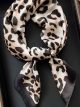 lenço quadrado com estampa de leopardo e efeito seda