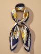 Sciarpa quadrata a pois con fiori, effetto seta