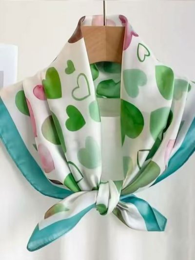 Pañuelo efecto seda cuadrado de corazones acuarela