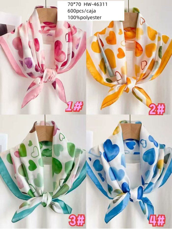 Pañuelo efecto seda cuadrado de corazones acuarela