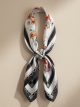 Pañuelo efecto seda cuadrado floral con marco de cadenas