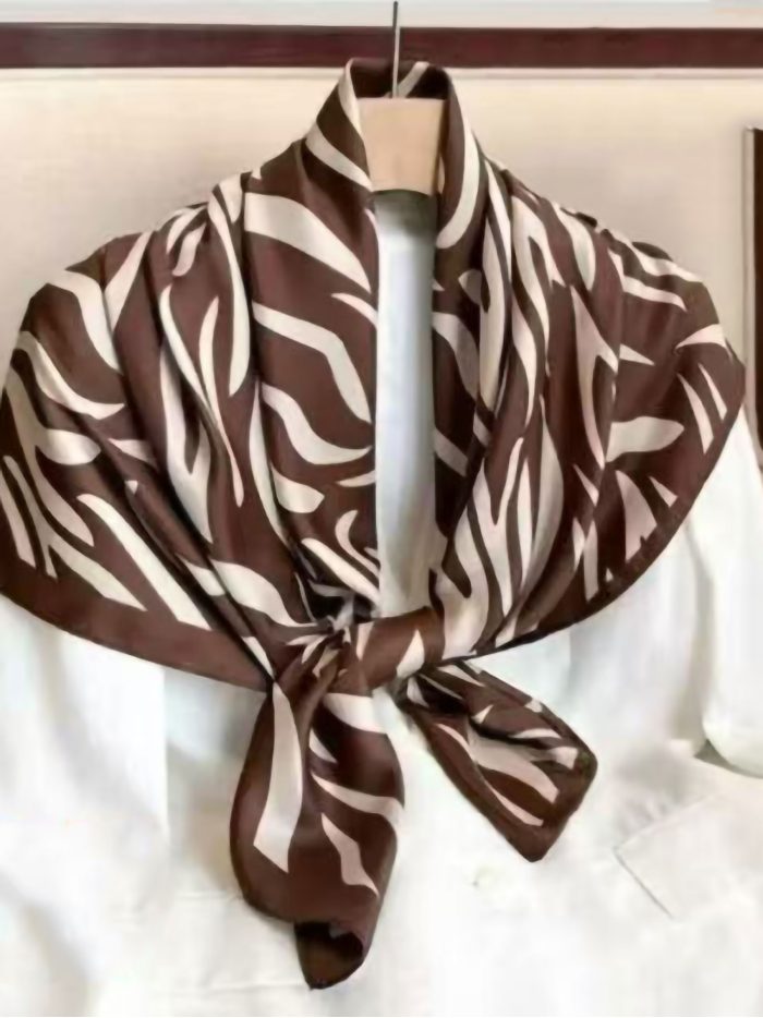 Lenço quadrado com estampa de zebra e efeito seda.