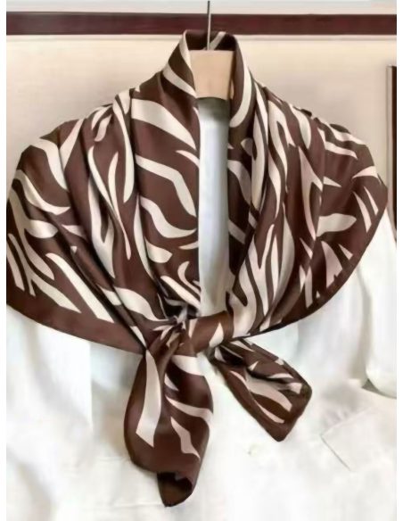 Lenço quadrado com estampa de zebra e efeito seda.