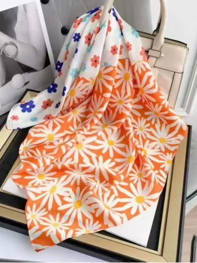 Pañuelo efecto seda cuadrado estampado margaritas