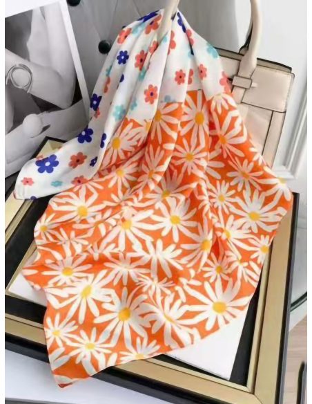 Pañuelo efecto seda cuadrado estampado margaritas