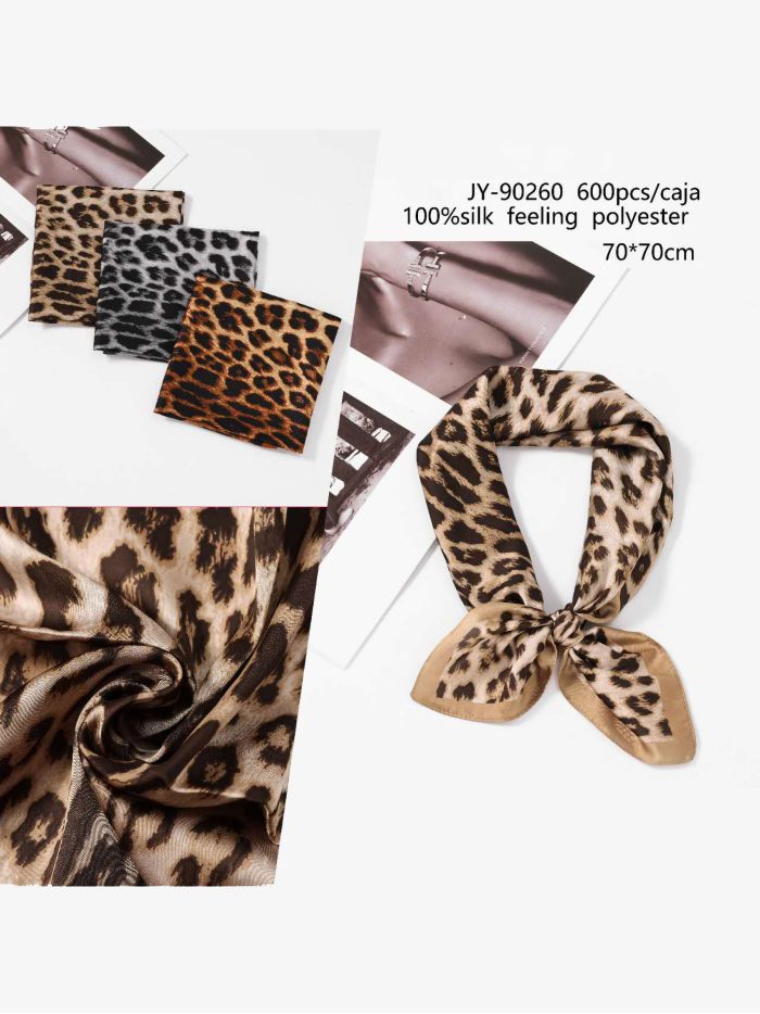 Pañuelo efecto seda cuadrado estampado leopardo