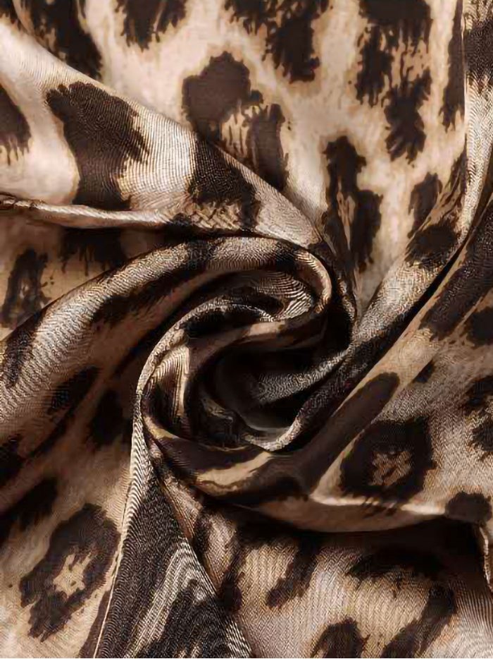 Pañuelo efecto seda cuadrado estampado leopardo