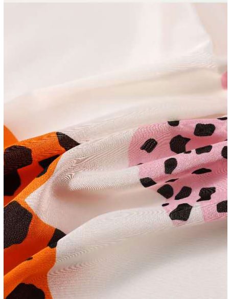 Lenço quadrado com efeito seda e estampa animal multicolorida