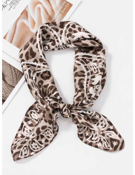 Lenço quadrado com estampa animal e efeito seda com padrão paisley.