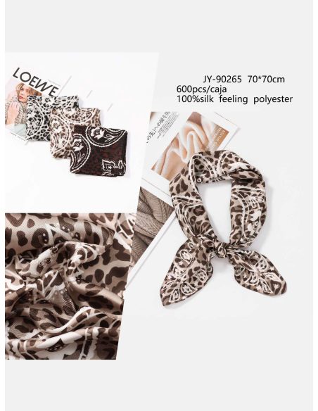 Lenço quadrado com estampa animal e efeito seda com padrão paisley.