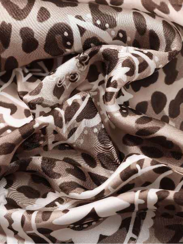 Lenço quadrado com estampa animal e efeito seda com padrão paisley.