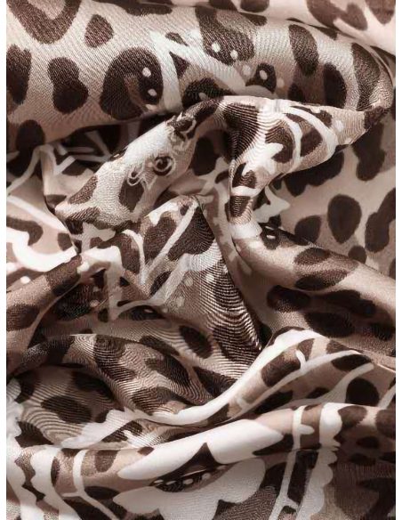 Lenço quadrado com estampa animal e efeito seda com padrão paisley.