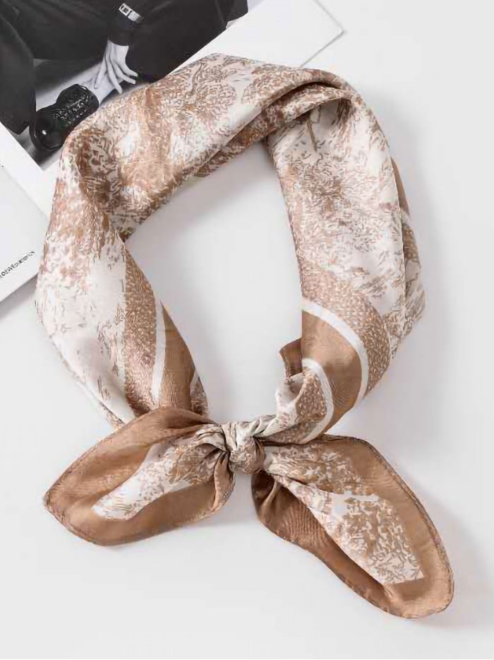 Pañuelo efecto seda cuadrado estampado abstracto