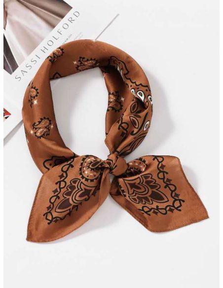 Lenço minimalista quadrado com estampa paisley e efeito seda.