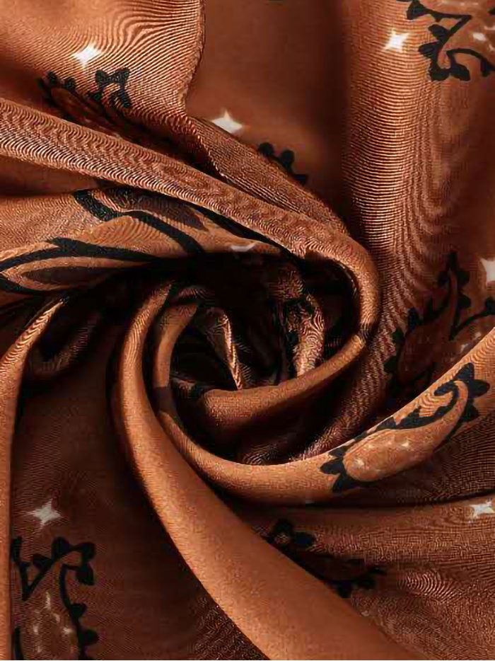 Lenço minimalista quadrado com estampa paisley e efeito seda.