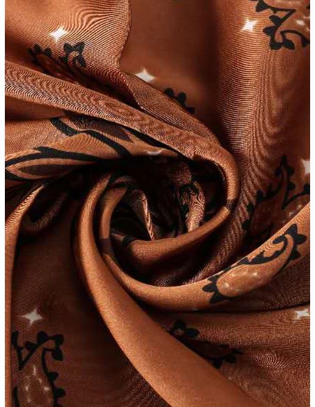 Lenço minimalista quadrado com estampa paisley e efeito seda.