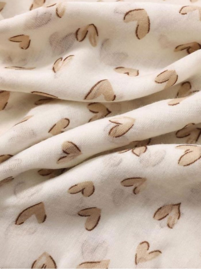 Fular de corazones con borlas