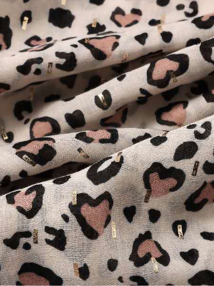 Lenço com estampa animal e detalhes dourados.