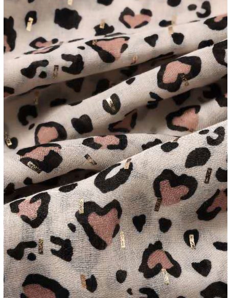 Lenço com estampa animal e detalhes dourados.