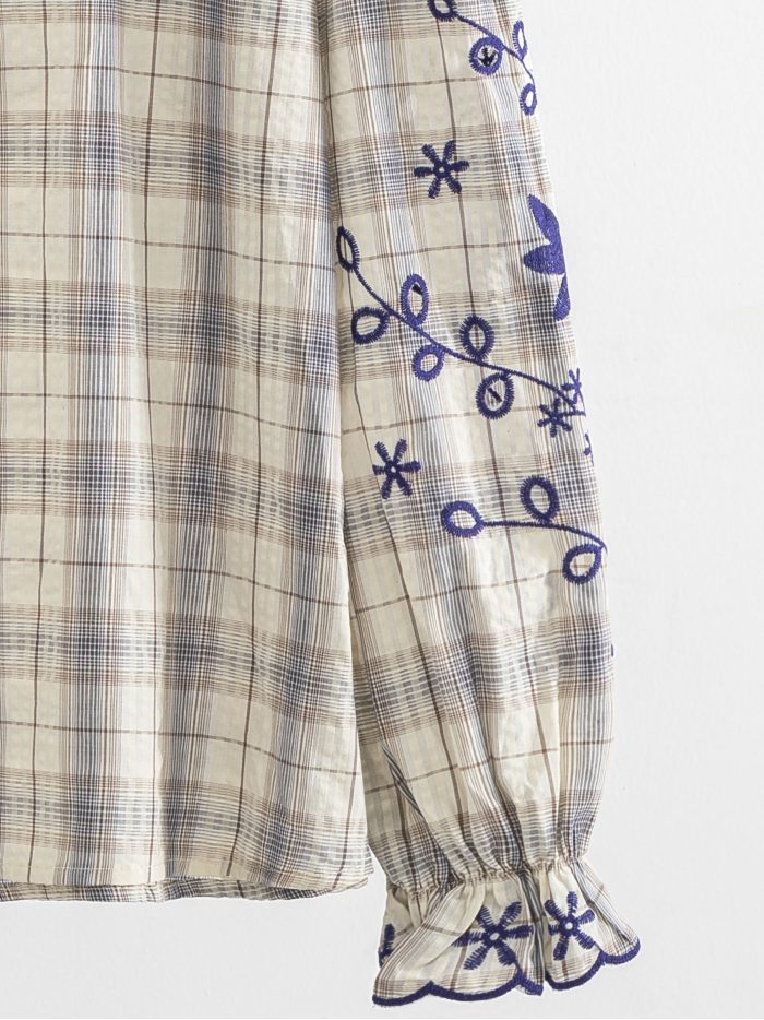 Blusa de cuadros con bordado floral