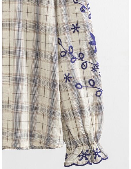 Blusa de cuadros con bordado floral