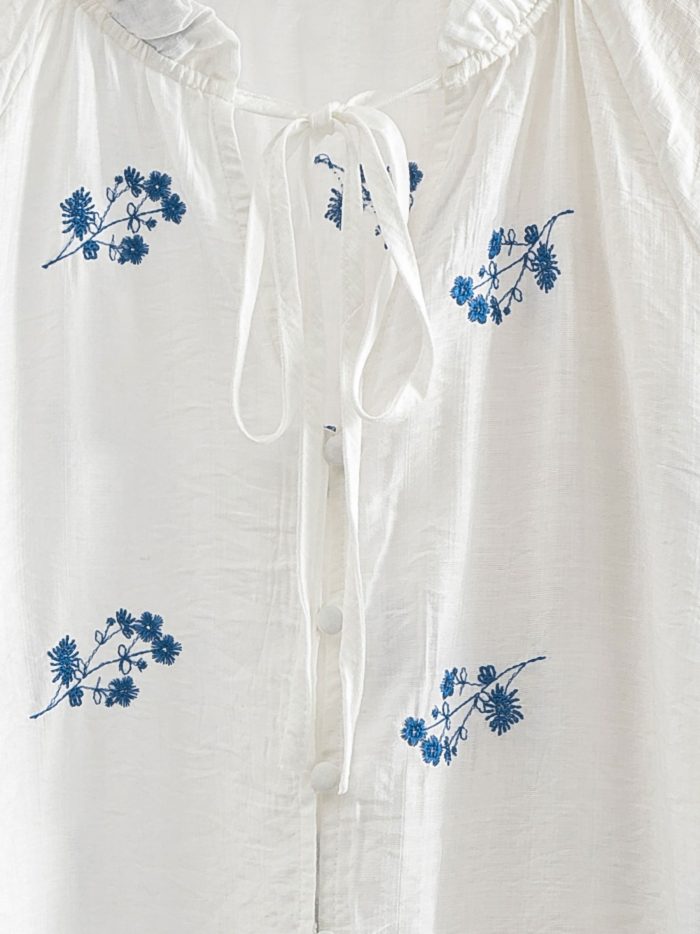 Blusa bordada con lazada
