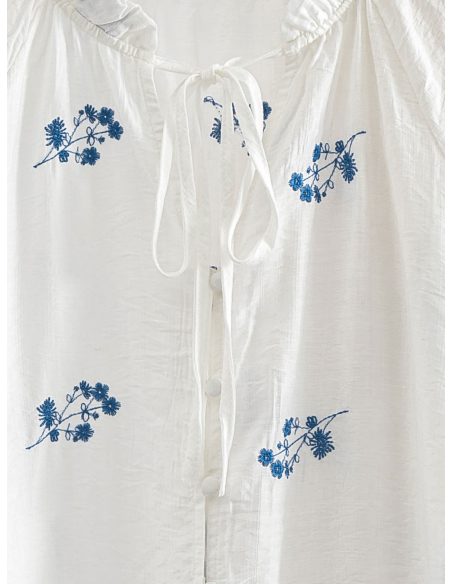 Blusa bordada con lazada
