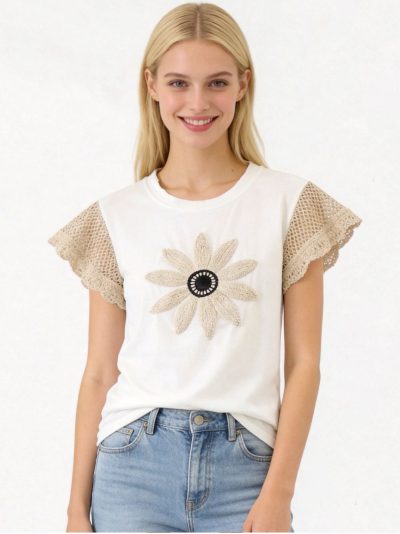 Camiseta con flor de crochet