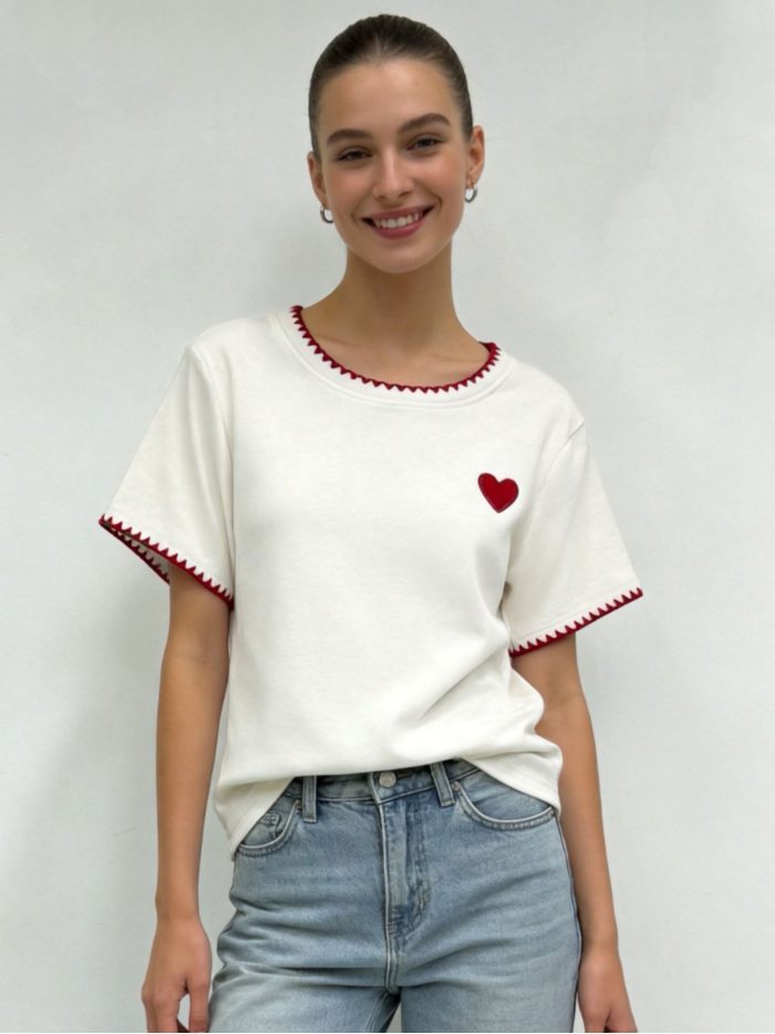 Camiseta con corazón bordado