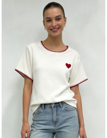 Camiseta con corazón bordado