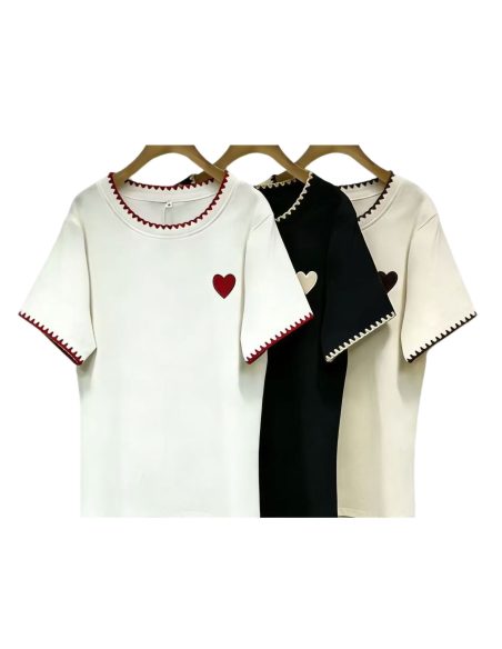 Camiseta con corazón bordado