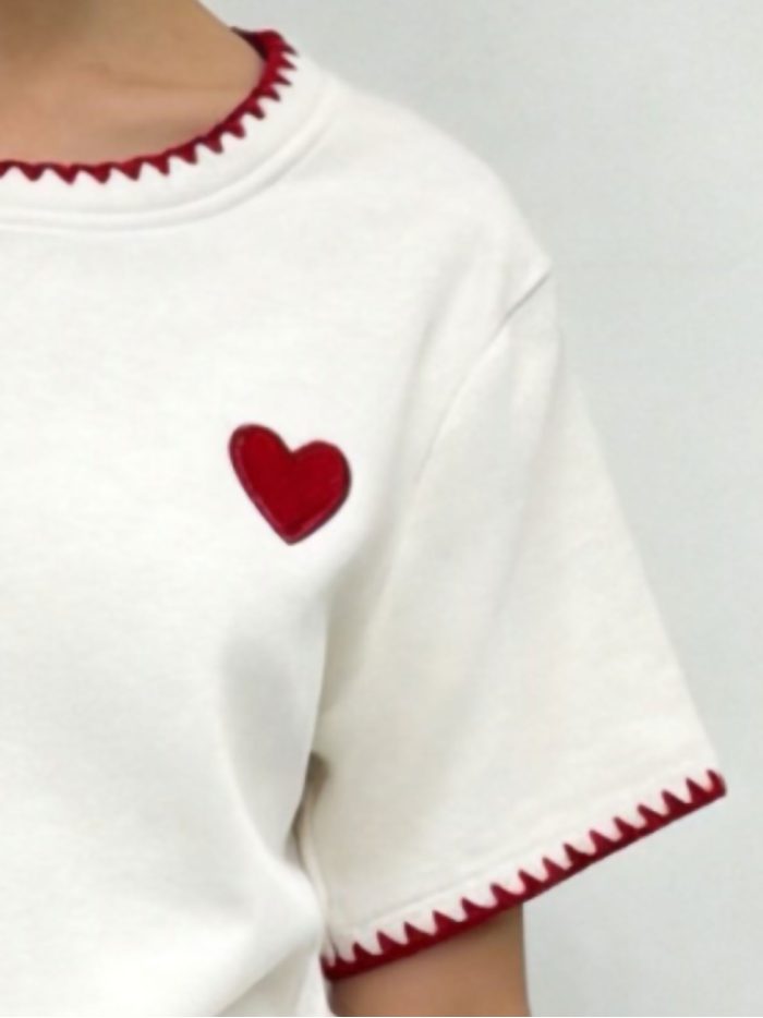 Camiseta con corazón bordado