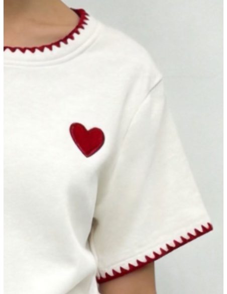 Camiseta con corazón bordado