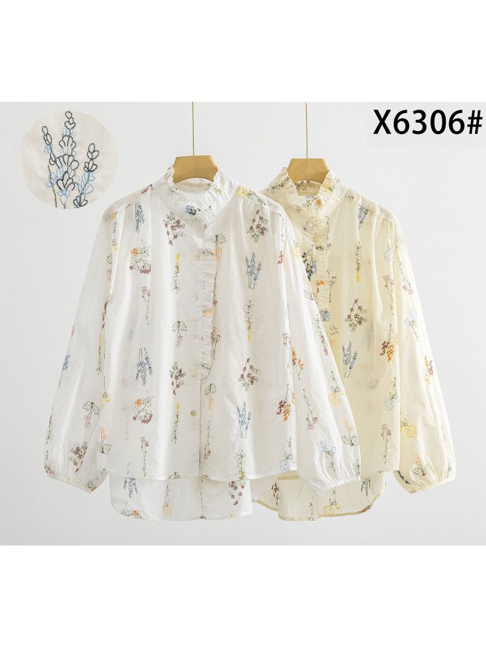 Chemisier brodé de fleurs avec volant sur le devant