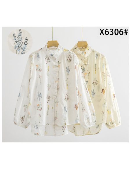 Chemisier brodé de fleurs avec volant sur le devant