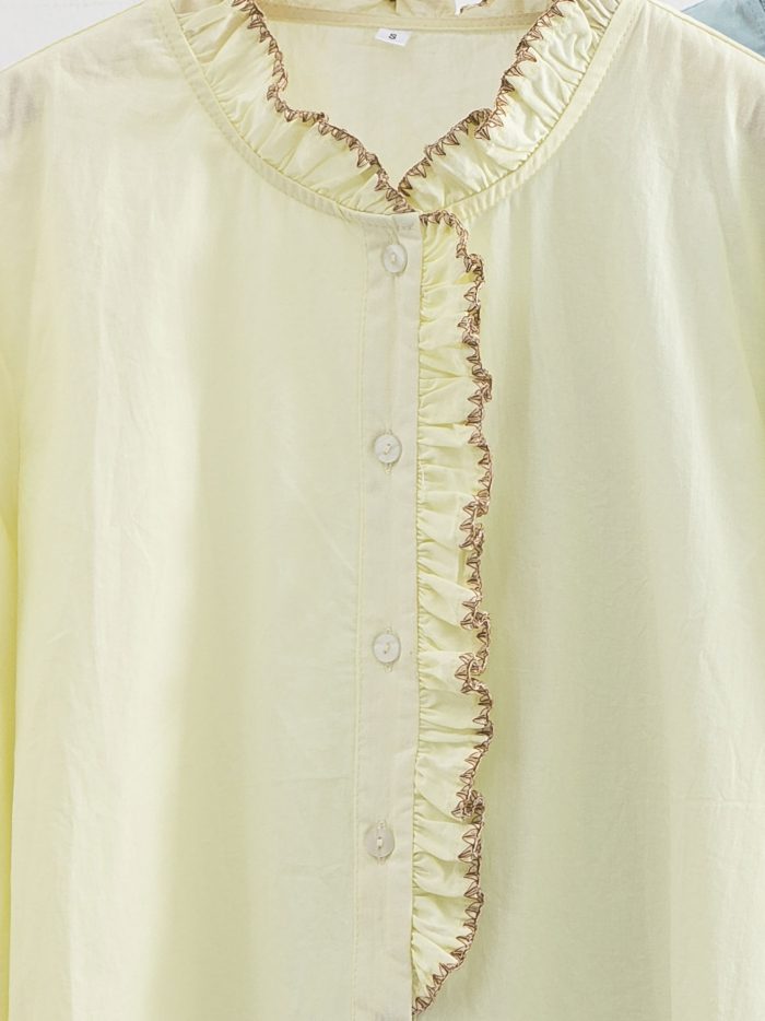 Chemisier uni à volant contrastant