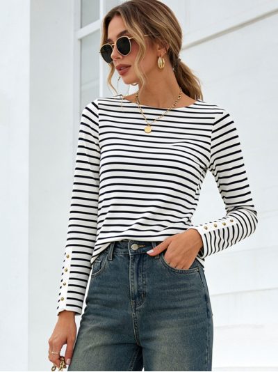 Maglietta a righe con bottoni dorati sulle maniche