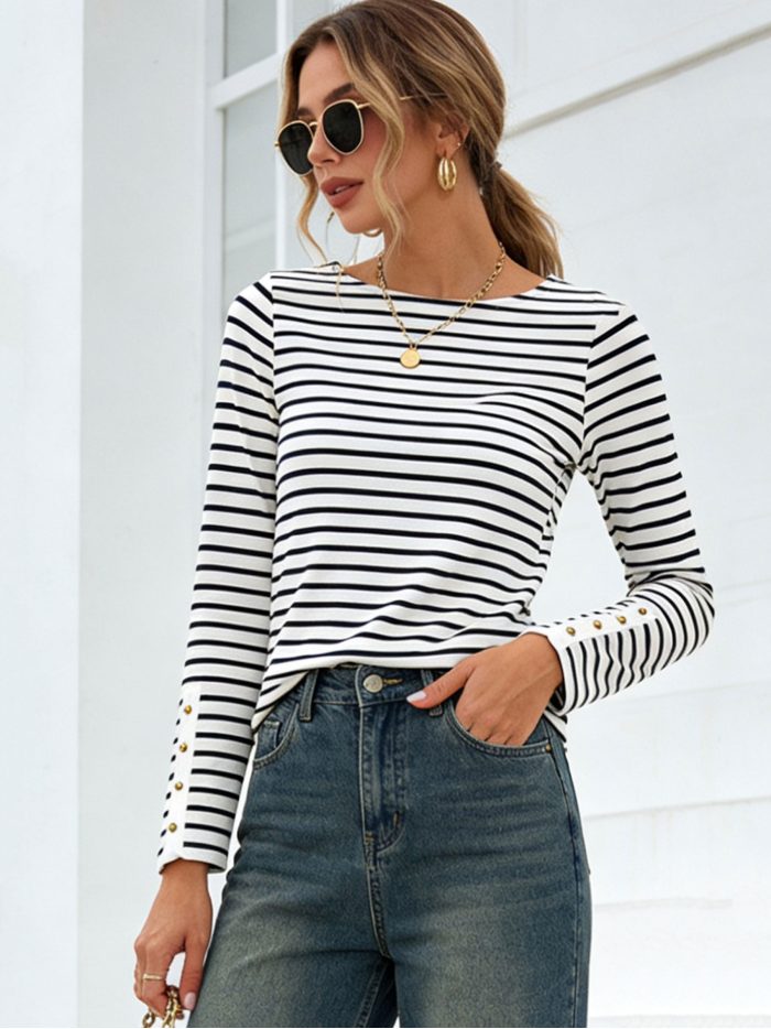 T-shirt rayé avec boutons dorés sur les manches