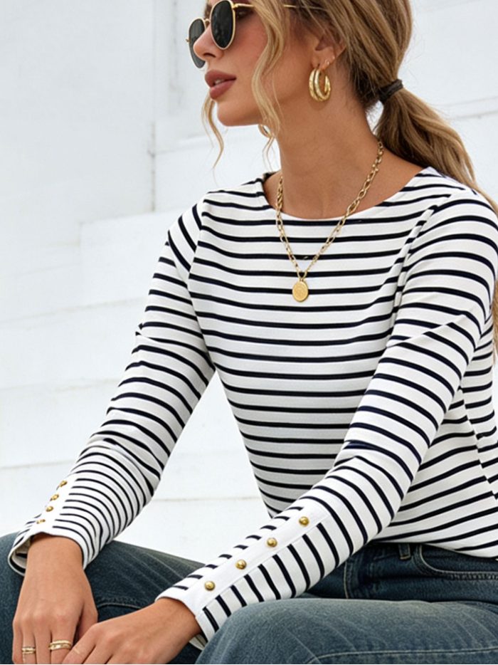 T-shirt rayé avec boutons dorés sur les manches