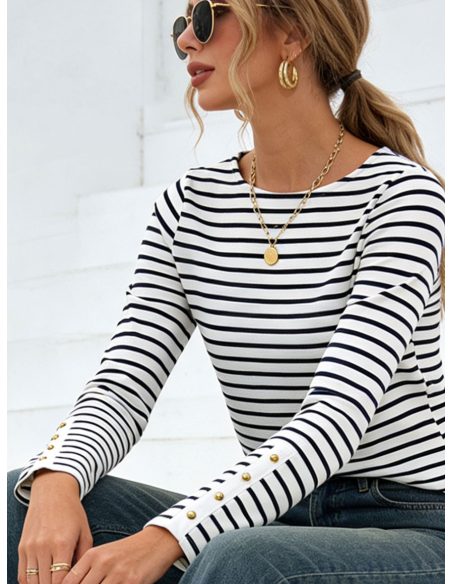 T-shirt rayé avec boutons dorés sur les manches