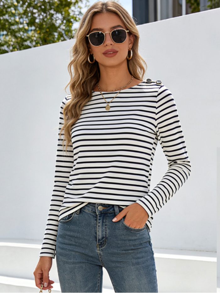 T-shirt rayé avec boutons sur l'épaule