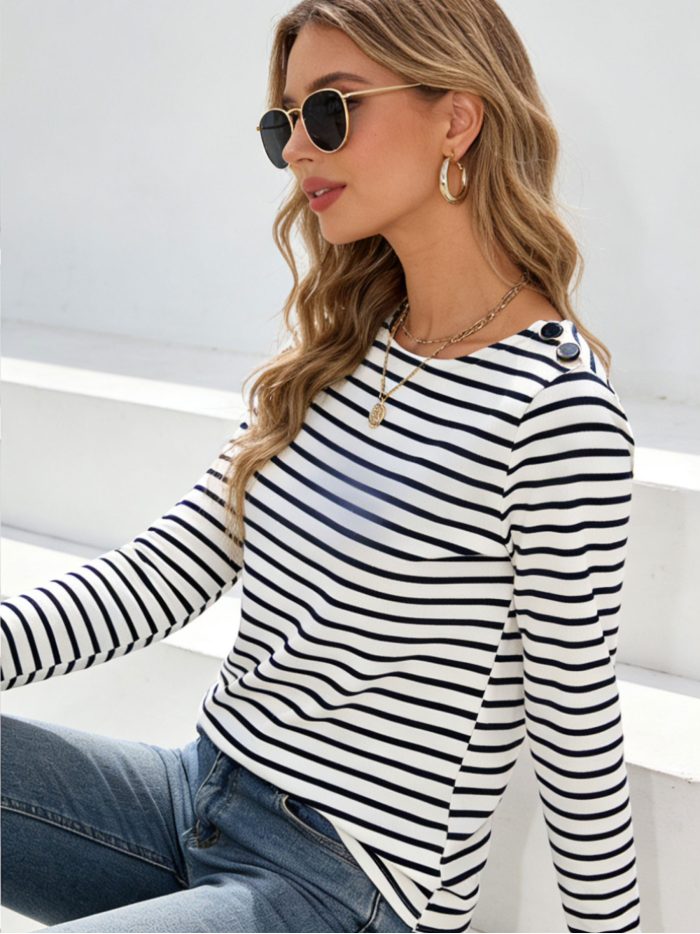 T-shirt rayé avec boutons sur l'épaule
