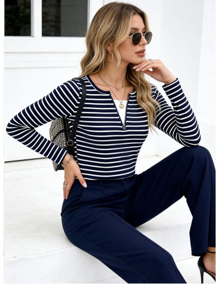 Camiseta listrada com zíper